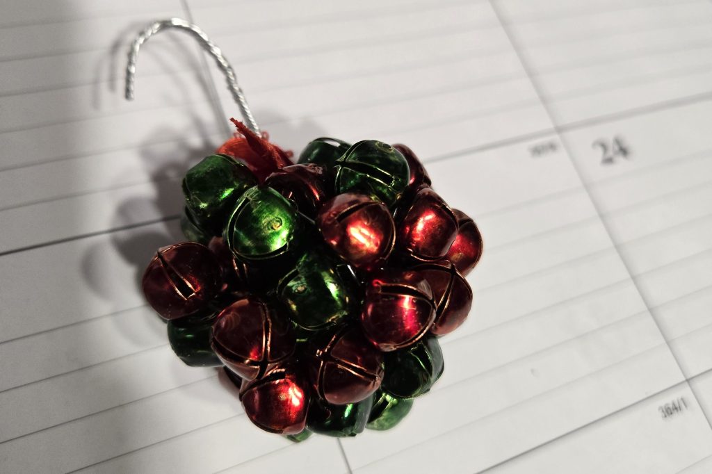 DAY 10 25 DAYS OF CHRISTMAS ORNAMENTS– BELL BALL
